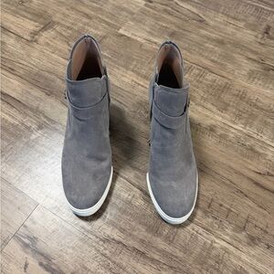 Stylish Gray Women’s Suede Boots